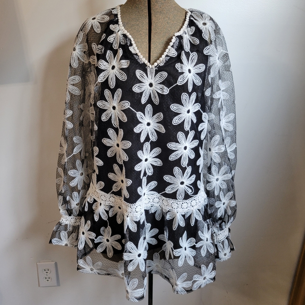 Lumie Floral Embroidered Top Size Small